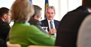 Präsident Wilfing präsentiert bei einer Pressekonferenz wichtige Daten zur Gemeinderatswahl