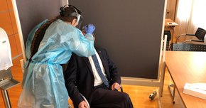 Präsident Wilfing bei einem Covid19-Schnelltest vor der Landtagssitzung