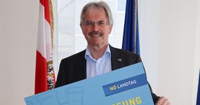 Landtagspräsident Karl Wilfing präsentiert das Booklet "Landesverfassung to go".