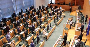 Im Zuge seiner Rede zu 100 Jahre Landesverfassung rief Landtagspräsident Wilfing zu einer Schweigeminute anlässlich des Terroranschlags in Wien auf.