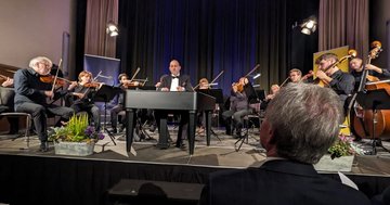 Der Musiker Jenő Lisztes beeindruckte mit seinem Zymbalspiel das Publikum.