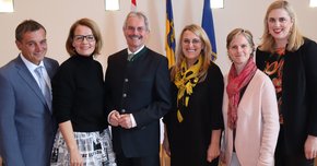 Sechs Menschen stehen vor der österreichischen, niederösterreichischen sowie Europa-Fahne