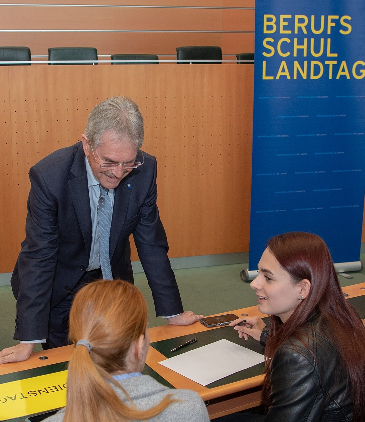 Präsident Wilfing im Gespräch mit zwei Schülerinnen