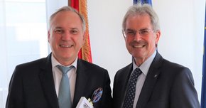 Volksanwalt Walter Rosenkranz (links) mit Landtagspräsidenten Karl Wilfing
