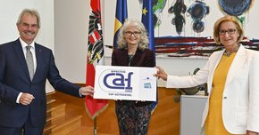 Landeshauptfrau Johanna Mikl-Leitner und Landtagspräsident Karl Wilfing gratulierten Landesrechnungshof-Direktorin Edith Goldeband (M.).