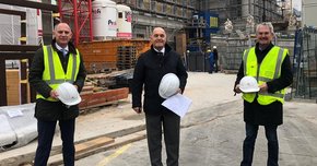 Nationalratspräsident Wolfgang Sobotka (Mitte) führte die Landtagspräsidenten Karl Wilfing (rechts) und Gerhard Karner durch die Parlaments-Baustelle.