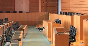 Eine Drohne im Landtagssitzungssaal