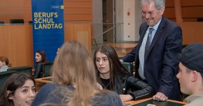 Präsident Karl Wilfing mit einer Gruppe Schülerinnen und Schülern