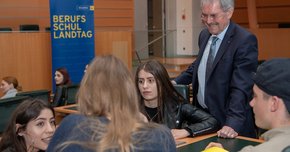 Präsident Karl Wilfing mit einer Gruppe Schülerinnen und Schülern