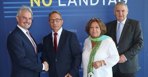 Präsident Karl Wilfing mit dem neuen Landtagsabgeordneten Josef Wiesinger sowie Präsidentin Karin Renner und SPÖ-Klubobmann Rudolf Hundsmüller