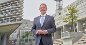 Präsident Karl Wilfing vor dem NÖ Landtag