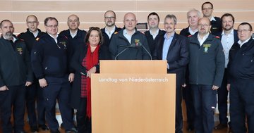 Großes Bild anzeigen Eine Delegation aus Gänserndorf besuchte den Landtag