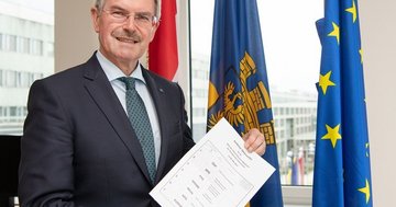 Großes Bild anzeigen Präsident Karl Wilfing präsentiert den amtlichen Stimmzettel für die EU-Wahl 2019