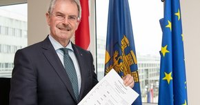 Präsident Karl Wilfing präsentiert den amtlichen Stimmzettel für die EU-Wahl 2019
