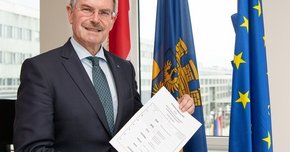Präsident Karl Wilfing präsentiert den amtlichen Stimmzettel für die EU-Wahl 2019