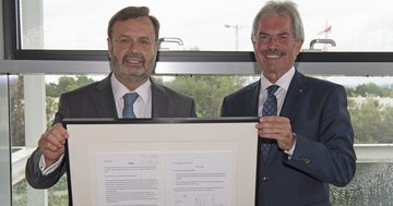 Präsident Wilfing schenkte seinem Vorgänger Hans Penz den ersten Antrag, den dieser eingebracht hat