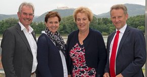 Landtagspräsident Karl Wilfing mit Präsidentin Brigitta Pallauf aus Salzburg, Präsidentin Verena Dunst aus dem Burgenland und Präsident Ernst Woller aus Wien vor der Kulisse von Stift Göttweig