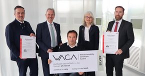 Übergabe des Zertifikats an den Landesrechnungshof