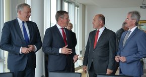 Präsident Karl Wilfing (rechts), Nationalratspräsident Wolfgang Sobotka (Zweiter von rechts) und LR Martin Eichtinger (links) mit dem Präsidenten der Bremer Bürgerschaft Frank Imhoff