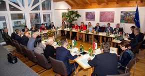 Die Landtagspräsidenten sowie der Bundesratspräsident sitzen an einem Tisch und diskutieren über Maßnahmen zur Stärkung der ländlichen Regionen