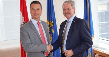Großes Bild anzeigen Burgenlands Landtagspräsident Robert Hergovich war zu Besuch bei Landtagspräsidenten Karl Wilfing.