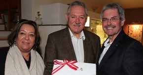 Geschenkübergabe beim Treffen