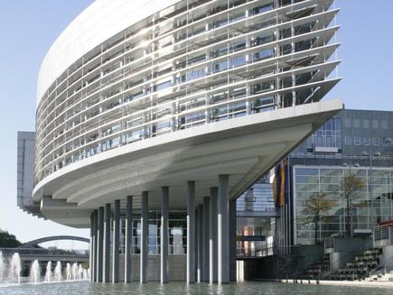 Blick auf das Landtagsgebäude am Ufer der Traisen von Norden. Wegen seiner Form wird es oft als "Schiff" bezeichnet.
