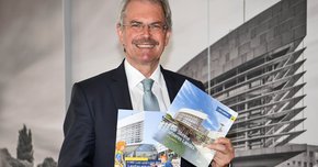 Präsident Wilfing präsentiert die beiden Informationsbroschüren.