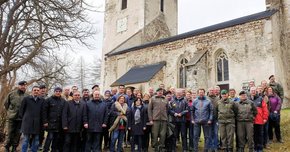 Gruppenbild mit Ruine einer Kirche im Hintergrund