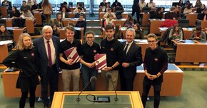 Präsident Wilfing und Bildungsdirektor Heuras begrüßten die Organisatoren sowie die Jugendlichen im Landtagssitzungssaal.