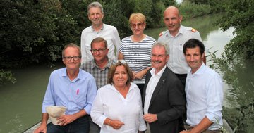 Landtagspräsident Karl Wilfing mit der zweiten Präsidentin Karin Renner und Abgeordneten auf dem Marchfeldkanal
