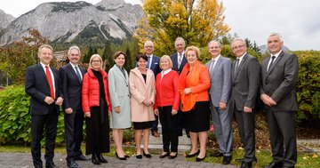 Gruppenfoto der österreichischen Landtagspräsidenten samt dem Bundesratspräsidenten und den Vertretern aus Südtirol und Sachsen-Anhalt.
