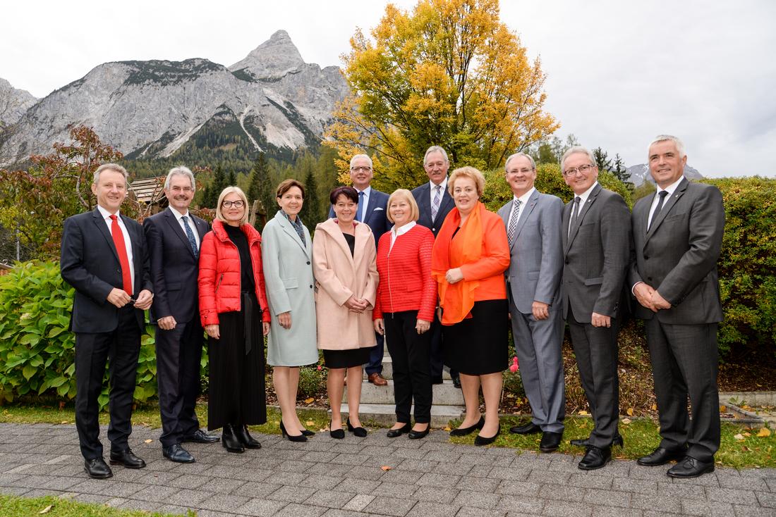 Gruppenfoto der österreichischen Landtagspräsidenten samt dem Bundesratspräsidenten und den Vertretern aus Südtirol und Sachsen-Anhalt.