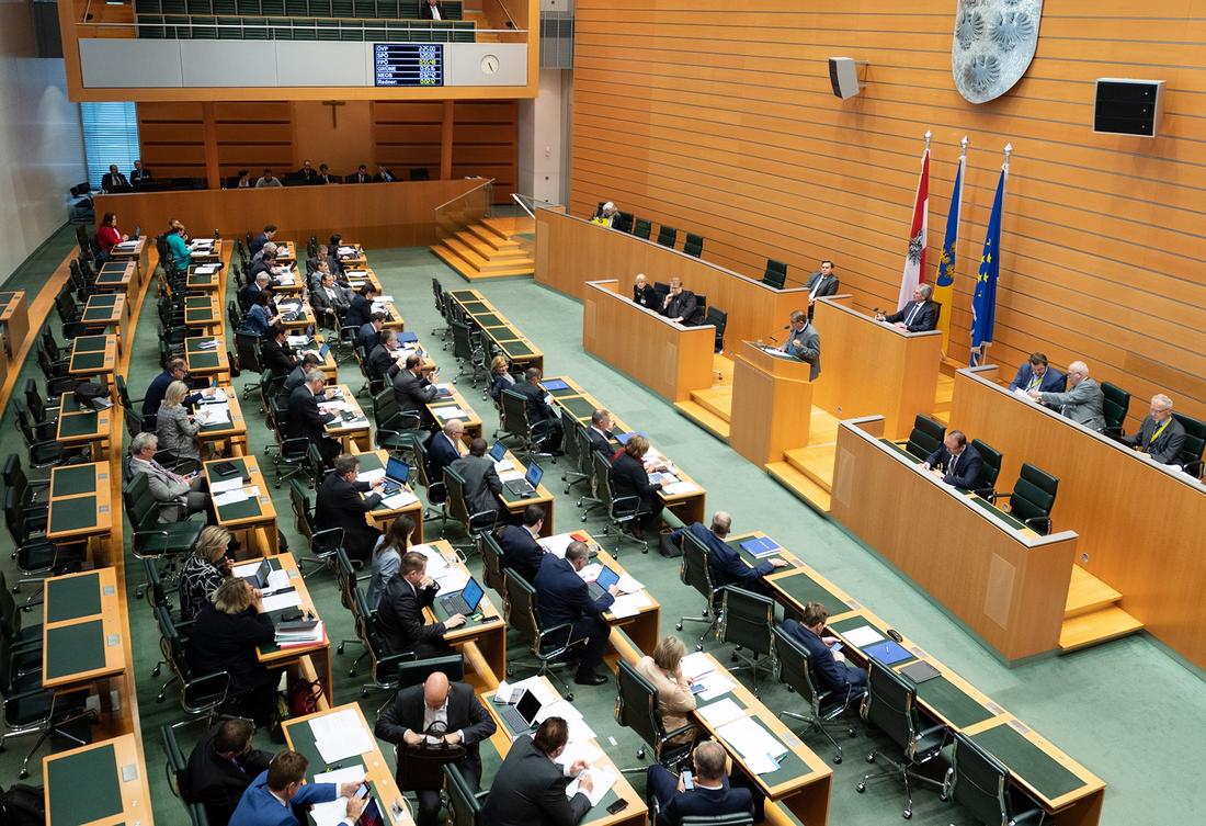 Blick auf den vollen Plenarsaal des NÖ Landtages