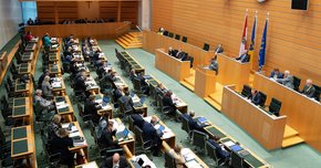 Blick auf den vollen Plenarsaal des NÖ Landtages