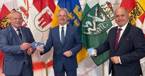 Mit der "Landesverfassung to go" sorgt Präsident Wilfing dafür, dass die Politik zum An- und Begreifen ist.