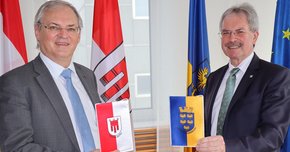 Landtagspräsident Wilfing (rechts) übernahm von Vorarlbergs Präsidenten Harald Sonderegger den Vorsitz der Landtagspräsidenten-Konferenz.
