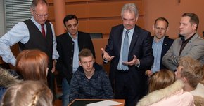 Präsident Karl Wilfing im Gespräch mit Schülerinnen und Schülern