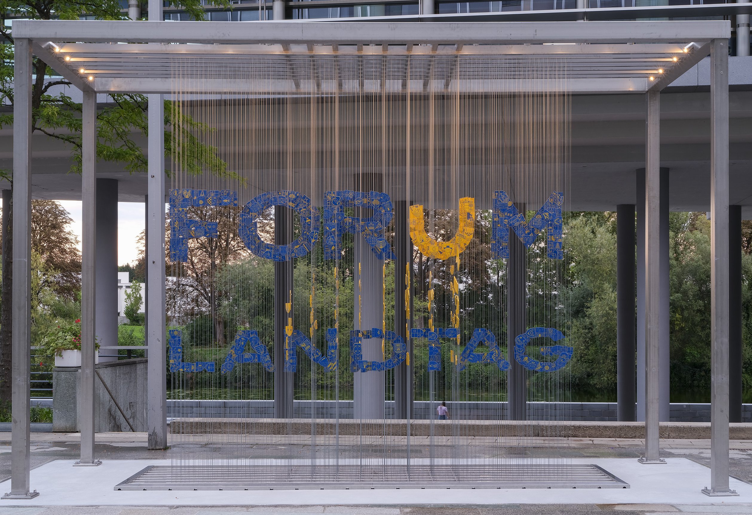 Kunstinstallation aus den 573 Gemeindewappen, die den Schriftzug "Forum Landtag" formen.