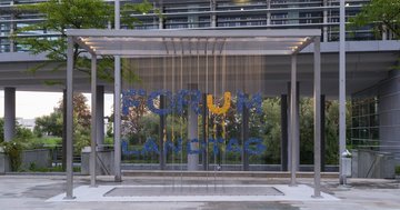 Kunstinstallation aus den 573 Gemeindewappen, die den Schriftzug "Forum Landtag" formen.