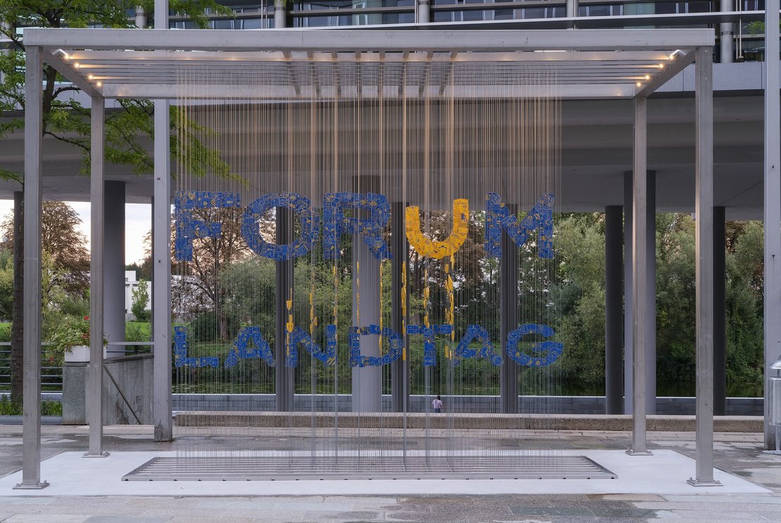 Großes Bild anzeigen Kunstinstallation aus den 573 Gemeindewappen, die den Schriftzug "Forum Landtag" formen.
