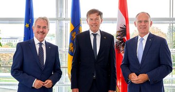 Großes Bild anzeigen Landtagspräsident Karl Wilfing (l.) und Zweiter Präsident Gerhard Karner (r.) begrüßten den Sächsischen Landtagspräsidenten Matthias Rößler.